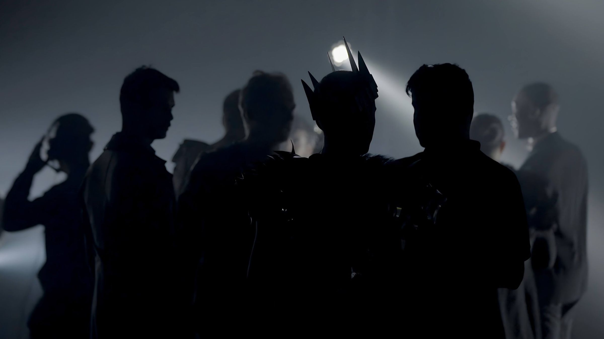 Silhouettes de comédiens et d’une couronne à contre-jour