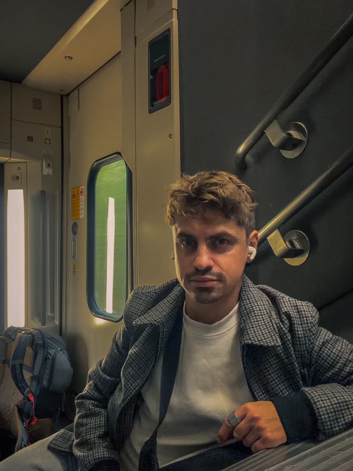 Portrait de Tomasz Namerła, assis dans un train