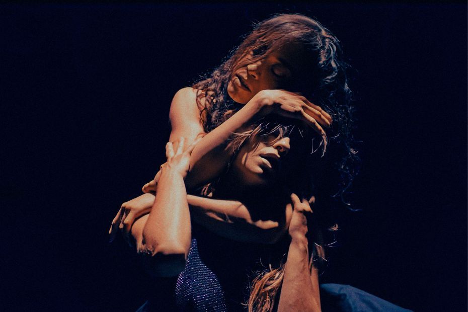 Deux danseuses enlacées dans un faisceau de lumière