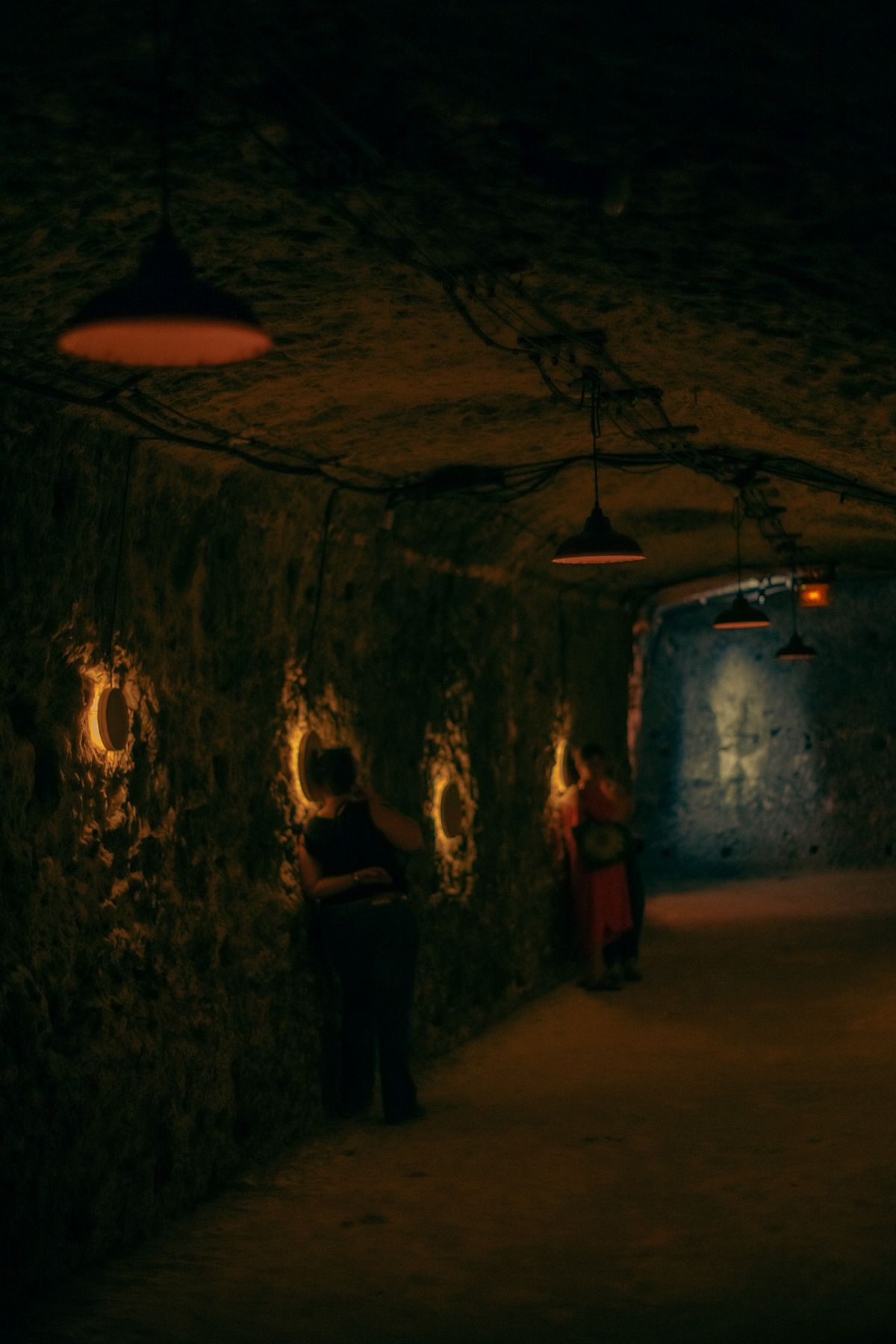 Visiteuses écoutant les voix dans les casemates éclairées